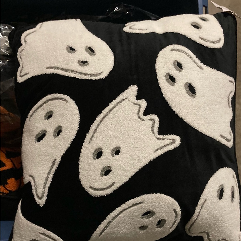 🎃 Kirklands Home Ghost 18x18 Halloween Pillow👻